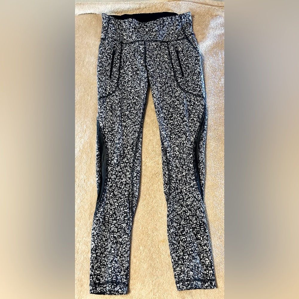 Lululemon Invigorate 7/8 Daisy Dust Alpine. Size 4.